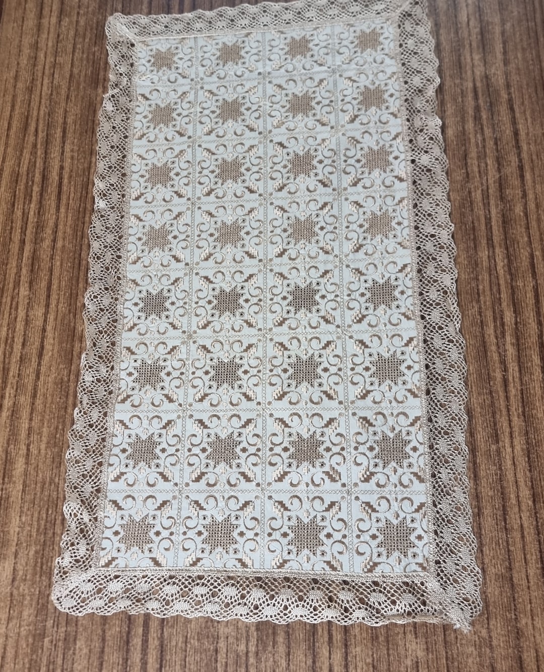 ヴィンテージベージュ刺繍レーステーブルランナー - 長方形 50cmx90cm