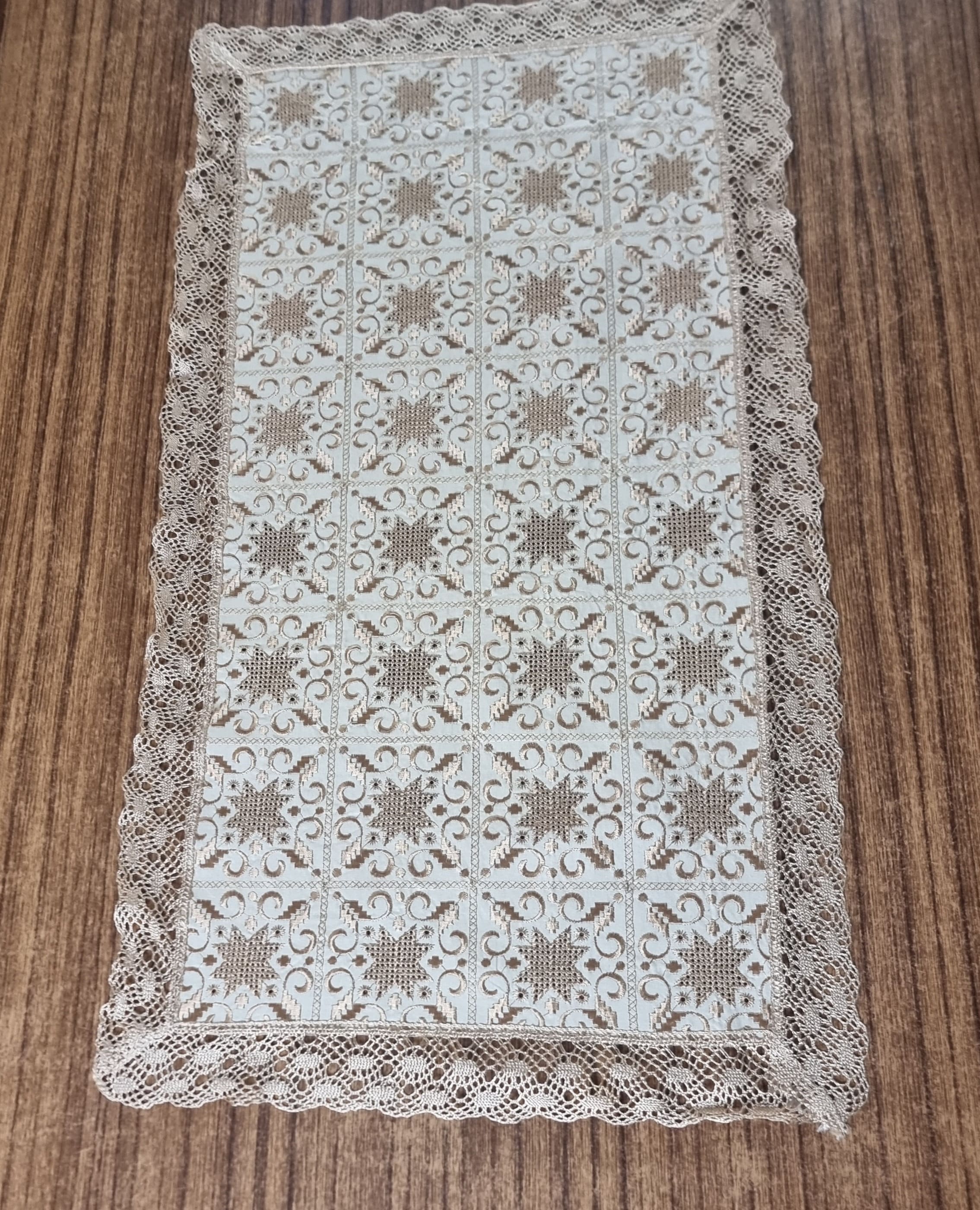 ヴィンテージベージュ刺繍レーステーブルランナー - 長方形 50cmx90cm