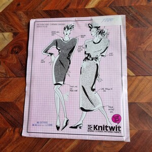 Puede incluir: Un patrón de costura rosa y blanco para vestidos camisero, tallas 6 a 22. El patrón incluye dos ilustraciones de mujeres con los vestidos. El patrón está etiquetado como "Knitwit Clases de costura Patrones Telas".