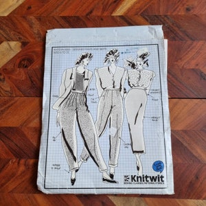 Puede incluir: Un patrón de costura en blanco y negro para pantalones y faldas de diseñador. El patrón incluye tres estilos diferentes: un pantalón fruncido, un pantalón clásico y una falda recta. El patrón es para las tallas 6 a 22. El texto en el patrón dice "PATTERN 8000: DESIGNER PANTS AND SKIRTS SIZES 6 TO 22" y "I can sew that! Knitwit SEWING CLASSES PATTERNS FABRICS".