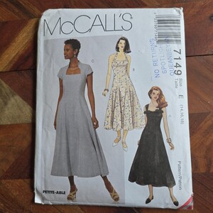 Puede incluir: Un patrón de costura para tres vestidos. El patrón es para las tallas 14, 16 y 18. El patrón se llama McCall's 7149. El patrón es para un vestido petite-able.