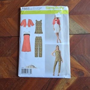 Puede incluir: Patrón de costura Simplicity número 1665 para tallas US 6-16, UK 8-18, EUR 34-42. El patrón incluye instrucciones para hacer un vestido, una blusa, pantalones y una chaqueta. El patrón se muestra sobre un fondo blanco con una modelo que lleva las prendas terminadas.