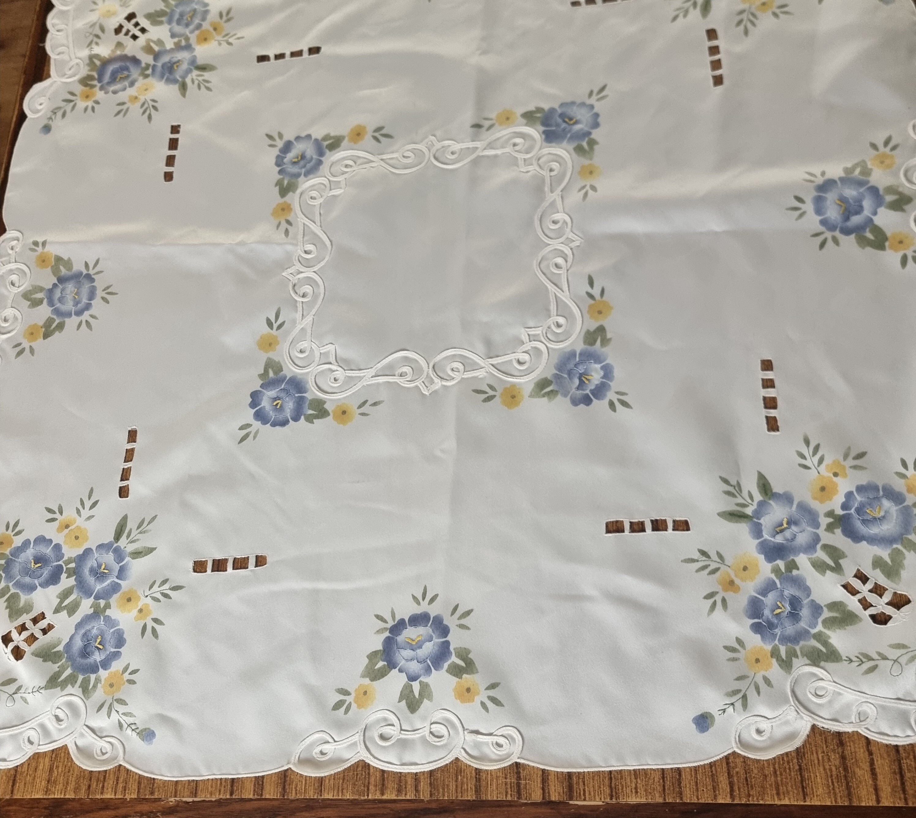 刺繍入り花柄サテンテーブルクロス - ヴィンテージホワイト＆ブルー