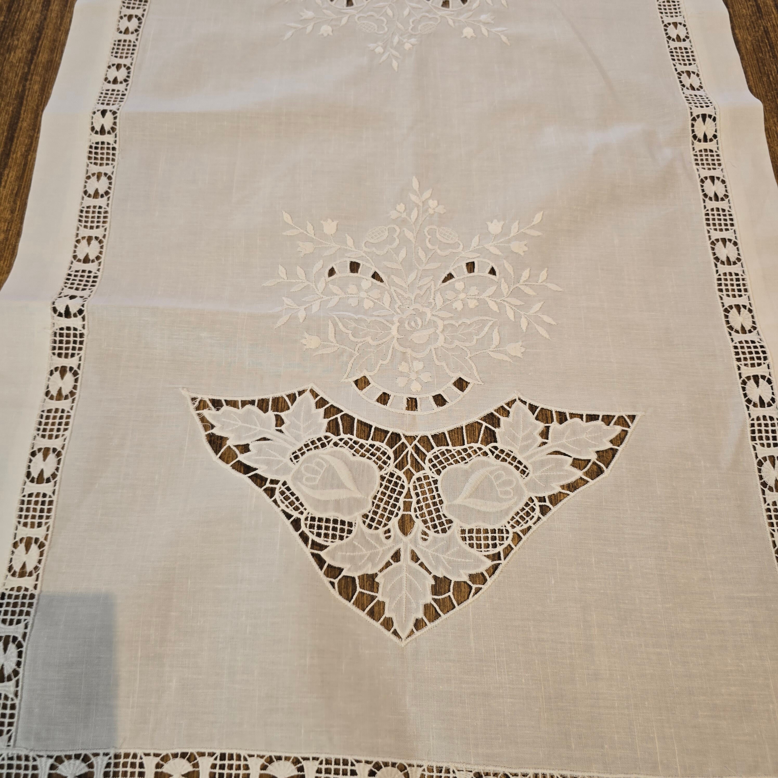ヴィンテージホワイトコットン刺繍レーステーブルランナーセンター
