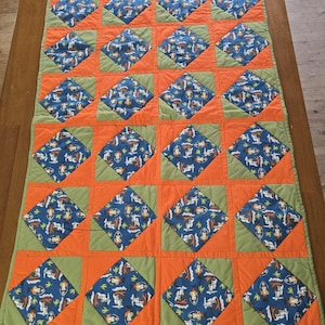 Preciosa colcha de cuna de patchwork hecha a mano: pirata naranja, verde y azul: 82 cm x 124 cm