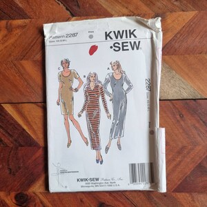 Puede incluir: Un patrón de costura para tres vestidos diferentes. El patrón es para las tallas XS-S-M-L. El patrón se llama "Kwik Sew" y el número del patrón es 2287.