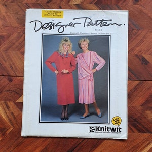 Puede incluir: Un patrón de costura para un vestido con variaciones. El patrón es de Knitwit y es para las tallas 6 a 22. El patrón cuesta $6.50. La imagen muestra a dos mujeres usando el vestido en diferentes colores y estilos.