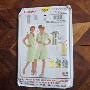Könnte beinhalten: Ein Burda-Schnittmusterpaket, Modell 8222, mit Abbildungen von Damenkleidern und -blusen. Das Paket enthält Größenangaben und den Text "ALL PATTERNS WITH SEAM AND HEM ALLOWANCES". Das Farbschema ist hauptsächlich Weiß, Grün und Gelb.
