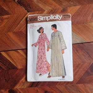 Könnte beinhalten: Simplicity Schnittmuster Nummer 3695 für ein langes, locker sitzendes Kleid und ein langärmliges Hemd. Das Kleid hat einen Blumendruck und das Hemd hat vertikale Streifen. Das Schnittmuster ist für Größe 16, Brustumfang 97 cm (38 Zoll).