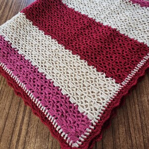 Handgemachte Häkeldecke - Kinderbettdecke - Knieteppich - Burgund/Pink/Creme - 116cm x 144cm