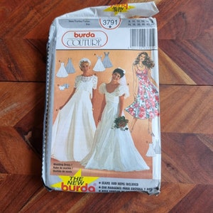 Puede incluir: Un patrón de costura Burda Couture para un vestido de novia. El número del patrón es 3791 e incluye las tallas 8-16 y 34-44. El patrón presenta un vestido de novia blanco con un corpiño de encaje y una falda completa, un vestido de novia blanco con un escote de corazón y una falda completa, y un vestido de estampado floral con un escote de tirantes.