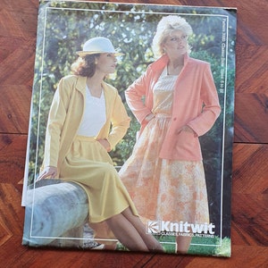 Puede incluir: Dos mujeres modelando trajes clásicos. La mujer de la izquierda lleva un traje amarillo con una blusa blanca y un sombrero blanco. La mujer de la derecha lleva un traje rosa con una falda floral. La imagen incluye el texto "Pattern 3000: Classic Suits Sizes: 6 to 22" y "Knitwit CLASSES, FABRICS, PATTERNS".