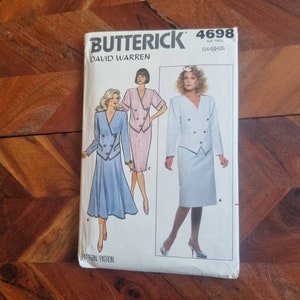Op de afbeelding: Een naaipatroon voor een rok- en jasset. Het patroon is van Butterick, ontworpen door David Warren, en is voor maten 14-18. Het patroon toont twee vrouwen die de outfit dragen, een met een lichtblauwe rok en jas, en de andere met een roze-wit gestreepte rok en jas.
