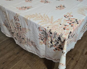 複雑な花の刺繍とカットワークが施されたヴィンテージのハンドメイド