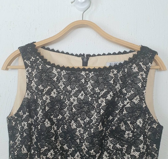 Robe longue noire avec manches et ceinture à rayures kaki et blanches Robe longue noire avec manches et ceinture à rayures kaki et blanches
