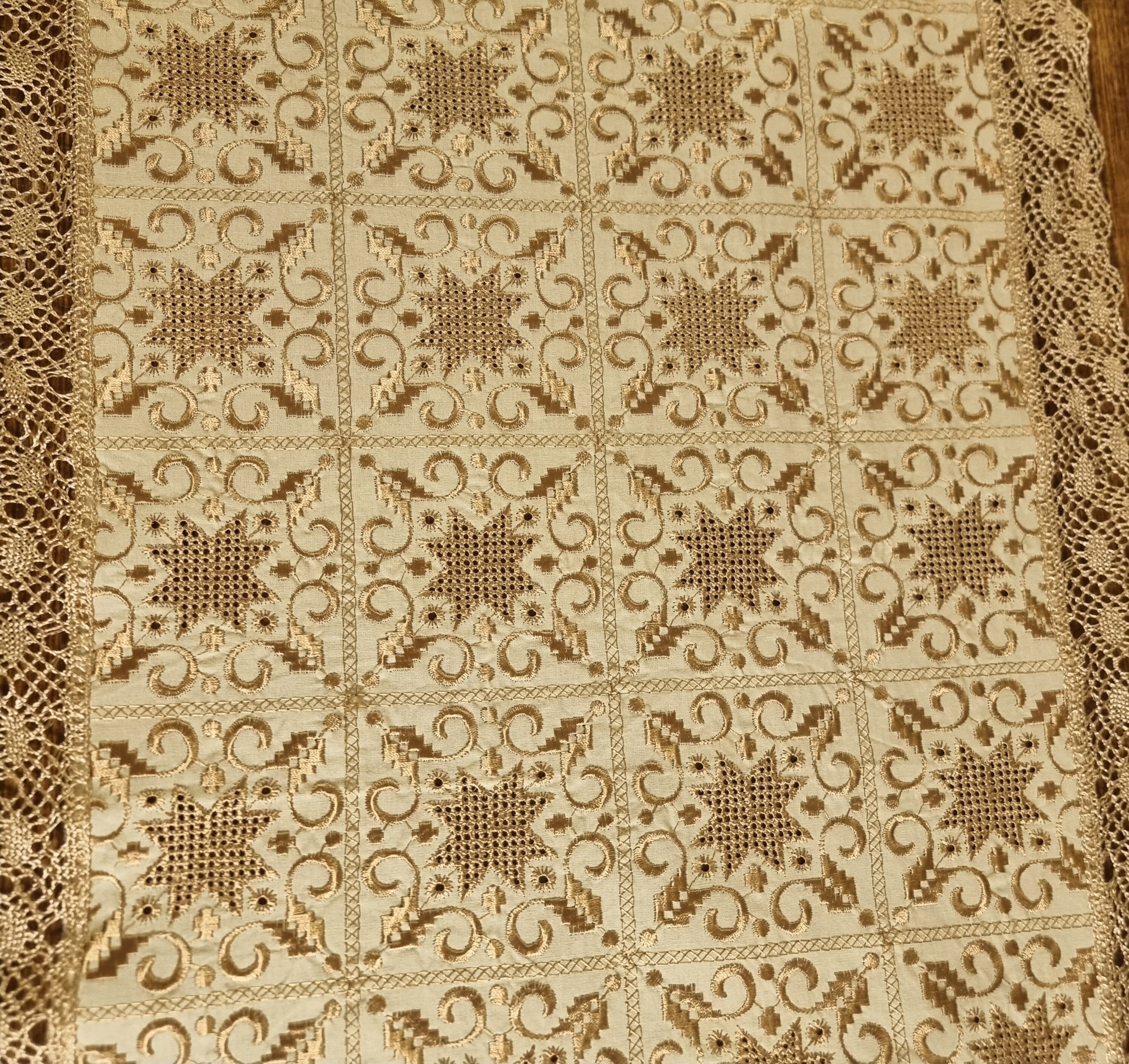 ヴィンテージベージュ刺繍レーステーブルランナー - 長方形 50cmx90cm