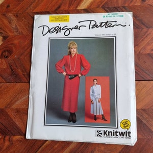 Puede incluir: Un patrón de costura vintage para un vestido, con un vestido rojo con falda larga y una blusa blanca con falda larga. El patrón es de Knitwit, una empresa que vende clases, telas y patrones. El patrón es para las tallas 6 a 22.