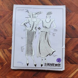 Puede incluir: Un patrón de costura en blanco y negro para dos faldas, tallas 6 a 22. El patrón incluye instrucciones para una falda plisada y una falda fruncida. El patrón es de Knitwit Sewing Classes.