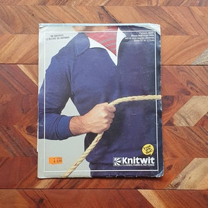 Puede incluir: Un patrón de tejido de punto azul para la parte superior con una cuerda y el texto "¡Puedo coser eso!" y "Knitwit Classes, Fabrics, Patterns". El patrón es para las tallas 67 a 117 cm.