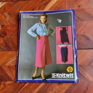 Puede incluir: Un patrón de costura para una falda recta con variaciones. El patrón es para las tallas 6 a 22. El patrón es de Knitwit, una empresa que vende telas y patrones.
