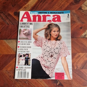 Op de afbeelding: Een tijdschriftcover voor de mei-editie 1993 van het tijdschrift "Anna" voor breien en handwerken. De cover toont een vrouw die een roze gehaakt topje en een zwarte broek draagt. De titel van het tijdschrift staat in grote, vetgedrukte letters en de tekst op de cover omvat "Zomertruien" en "Cursus: 2 blouses in kantwerk".