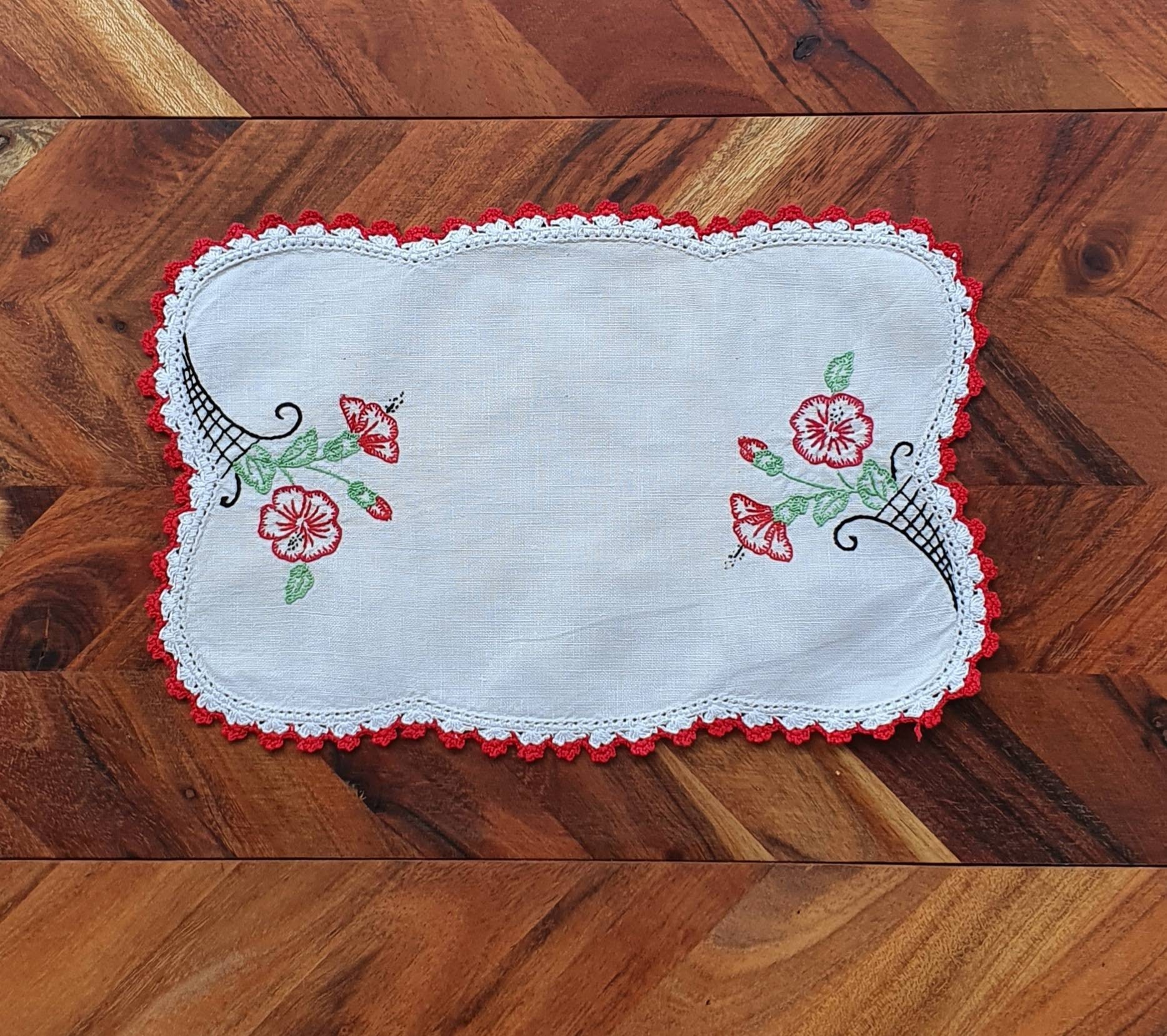 ヴィンテージの手刺繍リネン ドイリー、かぎ針編みのレースの縁取り