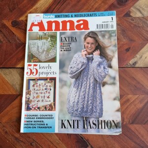 Op de afbeelding: Een tijdschriftcover voor Anna, een brei- en handwerkmagazine. De cover toont een vrouw die een blauwe gebreide trui draagt en de tekst "55 mooie projecten".