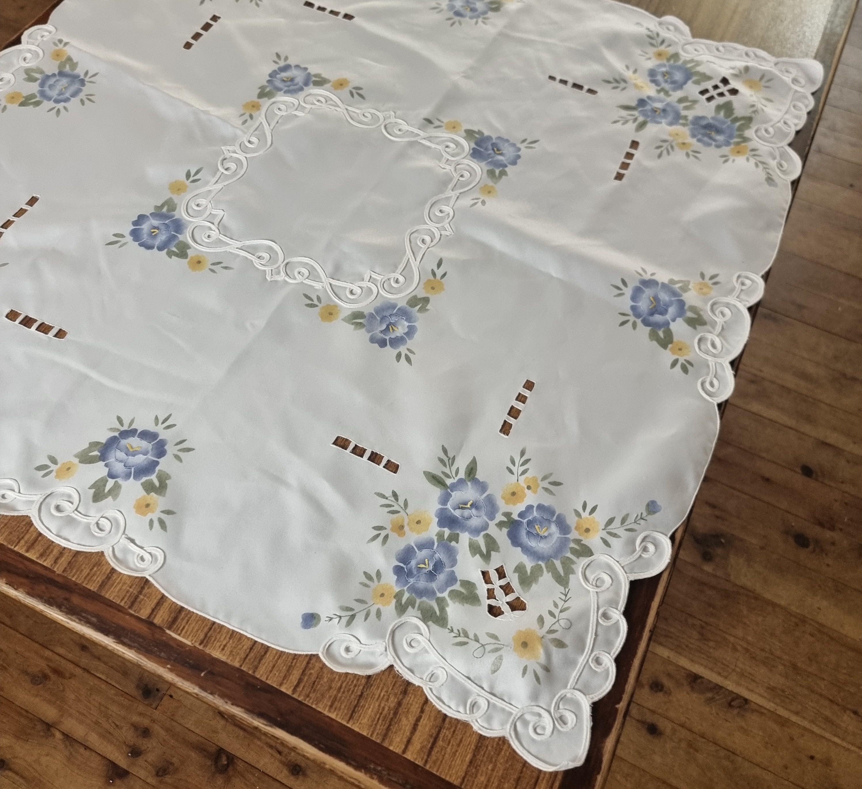 刺繍入り花柄サテンテーブルクロス - ヴィンテージホワイト＆ブルー