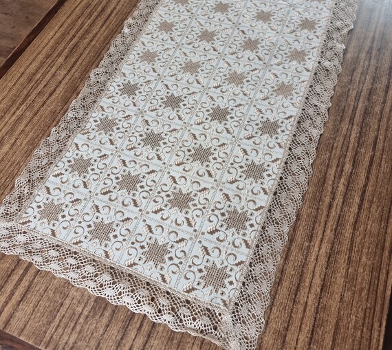 刺繍入りレ−スべ−ジュテーブルランナービンテージ ヴィンテージベージュ刺繍レーステーブルランナー - 長方形 50cmx90cm