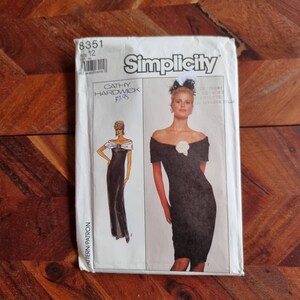 Può includere: Modello Simplicity 8351 per un abito con scollatura a spalle scoperte. Il modello è per le taglie 12 e include le istruzioni per realizzare un abito lungo o corto.