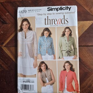 Może przedstawiać: Wzór krawiecki Simplicity 4129, prezentujący projekty kurtek z kolekcji magazynu 'threads'. Wzór zawiera rozmiary K5: 8, 10, 12, 14, 16. Okładka przedstawia różne style kurtek z tekstem "Step by step to sewing success!"