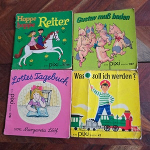 Puede incluir: Cuatro libros infantiles coloridos con ilustraciones y texto. Los libros se titulan "Hoppe Reiter", "Gustav muß baden", "Lottes Tagebuch" y "Was soll ich werden?" Cada libro tiene una portada de color diferente y presenta una ilustración diferente.