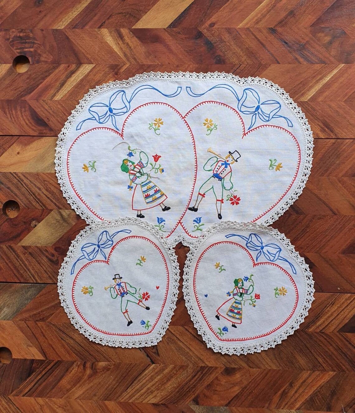 Vintage Embroidered Linen Duchess Set With Crochet Lace Edging 3 Pieces