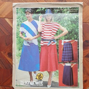Puede incluir: Un patrón de costura vintage para faldas de vuelo para mujeres, tallas 6 a 22. La portada del patrón presenta a tres mujeres con diferentes estilos de faldas, una con una blusa a rayas azules y blancas, otra con una blusa a rayas rojas y blancas y otra con una blusa a cuadros. El patrón es de Knitwit Classes Fabrics Patterns.
