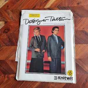 Puede incluir: Un patrón de costura para una chaqueta de doble botonadura y dos variaciones de falda. El patrón es de Knitwit, una empresa que ofrece clases, telas y patrones. El patrón es para las tallas 6 a 22 y cuesta 6,00 €.