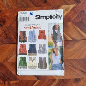 Puede incluir: Patrón de costura Simplicity número 9058 para diseñar tu propio chaleco o chaleco. El patrón incluye instrucciones y diagramas para crear una variedad de estilos, incluyendo un chaleco acolchado, un chaleco con ribete de encaje y un chaleco con ribete de flecos. El patrón es para las tallas 6, 8 y 10.