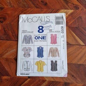 Könnte beinhalten: Ein Schnittmuster für eine Weste, eine Jacke und eine Bluse. Das Schnittmuster heißt "Great Looks One Easy Pattern" und ist für die Größen 12, 14 und 16. Das Schnittmuster ist von McCall's und hat die Nummer 8222.