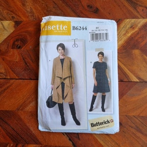 Könnte beinhalten: Eine weiße Schnittmusterpackung mit dem Markennamen "Visette" und der Modellnummer "B6244". Sie zeigt Illustrationen von zwei Damenbekleidungsmodellen: ein langer Mantel und ein Kleid. Das Logo der Marke "Butterick" ist ebenfalls sichtbar.