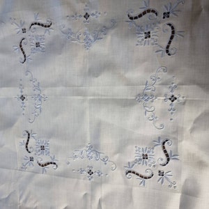 Vintage Embroidered Cotton Square Tablecloth - White/Blue -  86cm x 86cm - 4 Matching Napkins