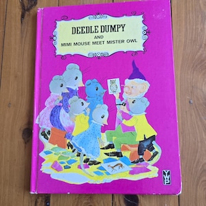 Puede incluir: Un libro rosa con el título "Deedle Dumpy y Mimi Mouse conocen a Mister Owl". La portada presenta una ilustración de un grupo de ratones y un búho.