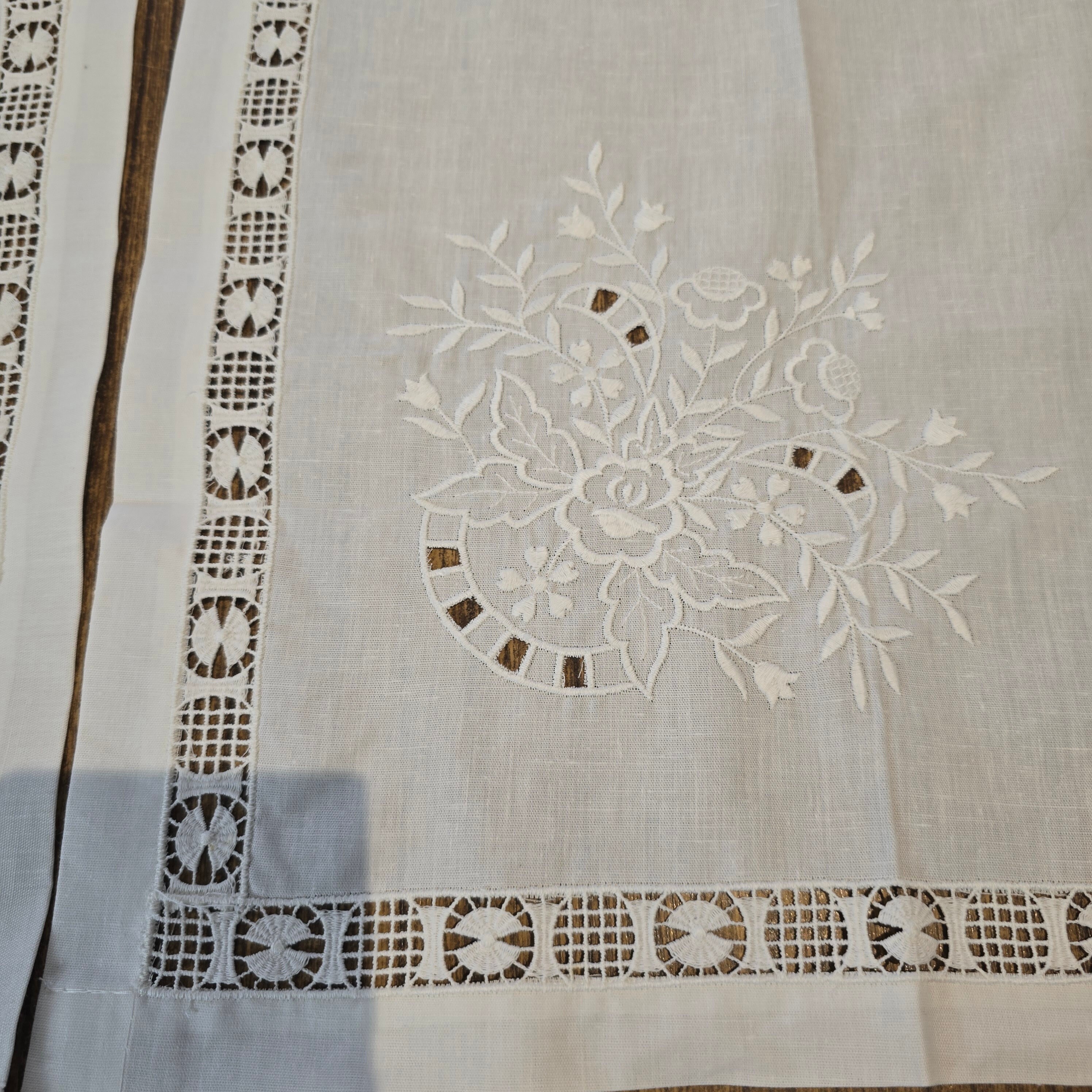 ヴィンテージホワイトコットン刺繍レーステーブルランナーセンター