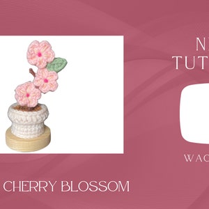 K&ouml;nnte beinhalten: Geh&auml;kelter Topf-Kirschbl&uuml;tenbaum mit rosa Bl&uuml;ten und gr&uuml;nen Bl&auml;ttern. Der Topf ist wei&szlig; und steht auf einem Holzsockel. Das Bild enth&auml;lt auch den Text "NEW TUTORIAL" und "WATCH NOW!"
