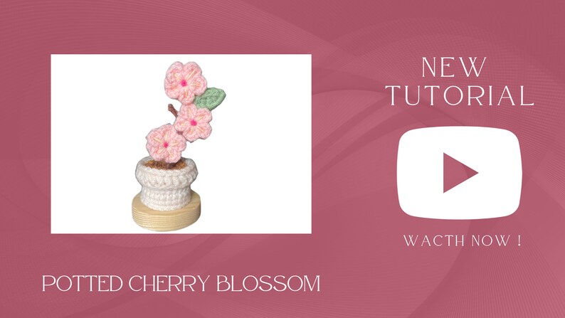 K&ouml;nnte beinhalten: Geh&auml;kelter Topf-Kirschbl&uuml;tenbaum mit rosa Bl&uuml;ten und gr&uuml;nen Bl&auml;ttern. Der Topf ist wei&szlig; und steht auf einem Holzsockel. Das Bild enth&auml;lt auch den Text "NEW TUTORIAL" und "WATCH NOW!"