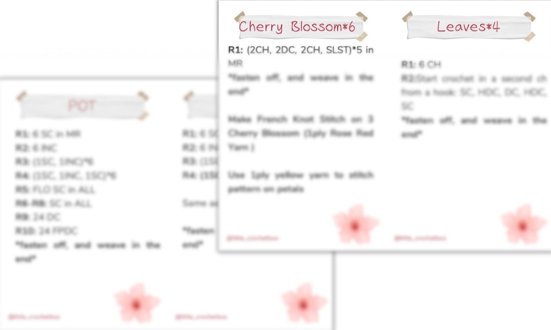 K&ouml;nnte beinhalten: Nahaufnahme von handgeschriebenen H&auml;kelmustern auf Haftnotizen. Die Notizen enthalten Anweisungen f&uuml;r einen Topf, Kirschbl&uuml;ten und Bl&auml;tter. Am unteren Rand des Bildes befinden sich rosa Kirschbl&uuml;tenillustrationen.