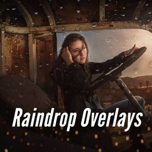 Puede incluir: Una persona joven se sienta en un vehículo oxidado, mirando por la ventana. El vehículo está cubierto de gotas de lluvia y el fondo es un paisaje desértico borroso. El texto "Raindrop Overlays" es visible en la parte inferior central de la imagen.