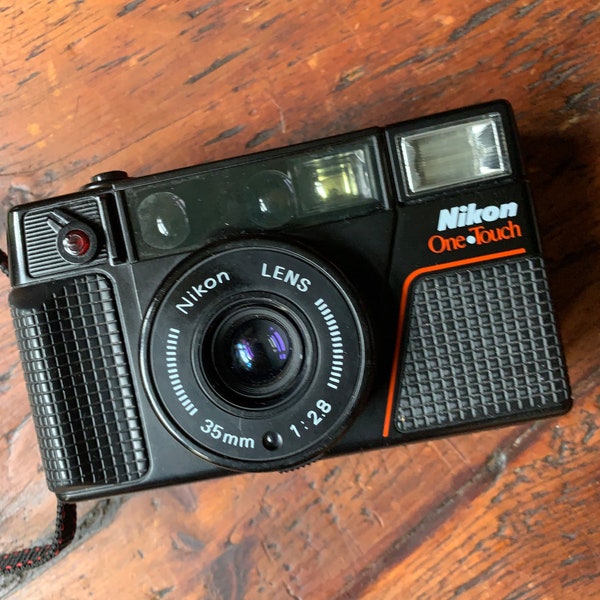 Trois appareils photo argentiques de 35 mm. Pour une raison mystérieuse ne fonctionne pas mais en excellent état et a besoin d’un gourou de la caméra pour sauver.