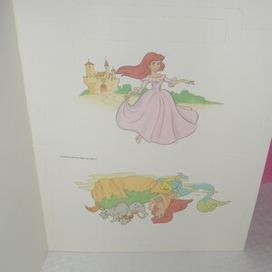 Puede incluir: Una hoja de papel blanca con dos ilustraciones de un personaje pelirrojo. La imagen superior muestra al personaje con un vestido morado claro cerca de un castillo. La imagen inferior invertida muestra al personaje como sirena con pez y cangrejo.