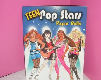 Libro de muñecas de papel TEEN POP STARS 2011 / 4 muñecas de papel de estrellas del pop adolescente con modas de escenario de conciertos para vestirlas.