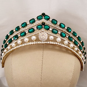 Luxurious emerald green gold tiara, victorian green royalty crown, cosplay crown, vintage green crystal crown, bridal pageant emerald crown