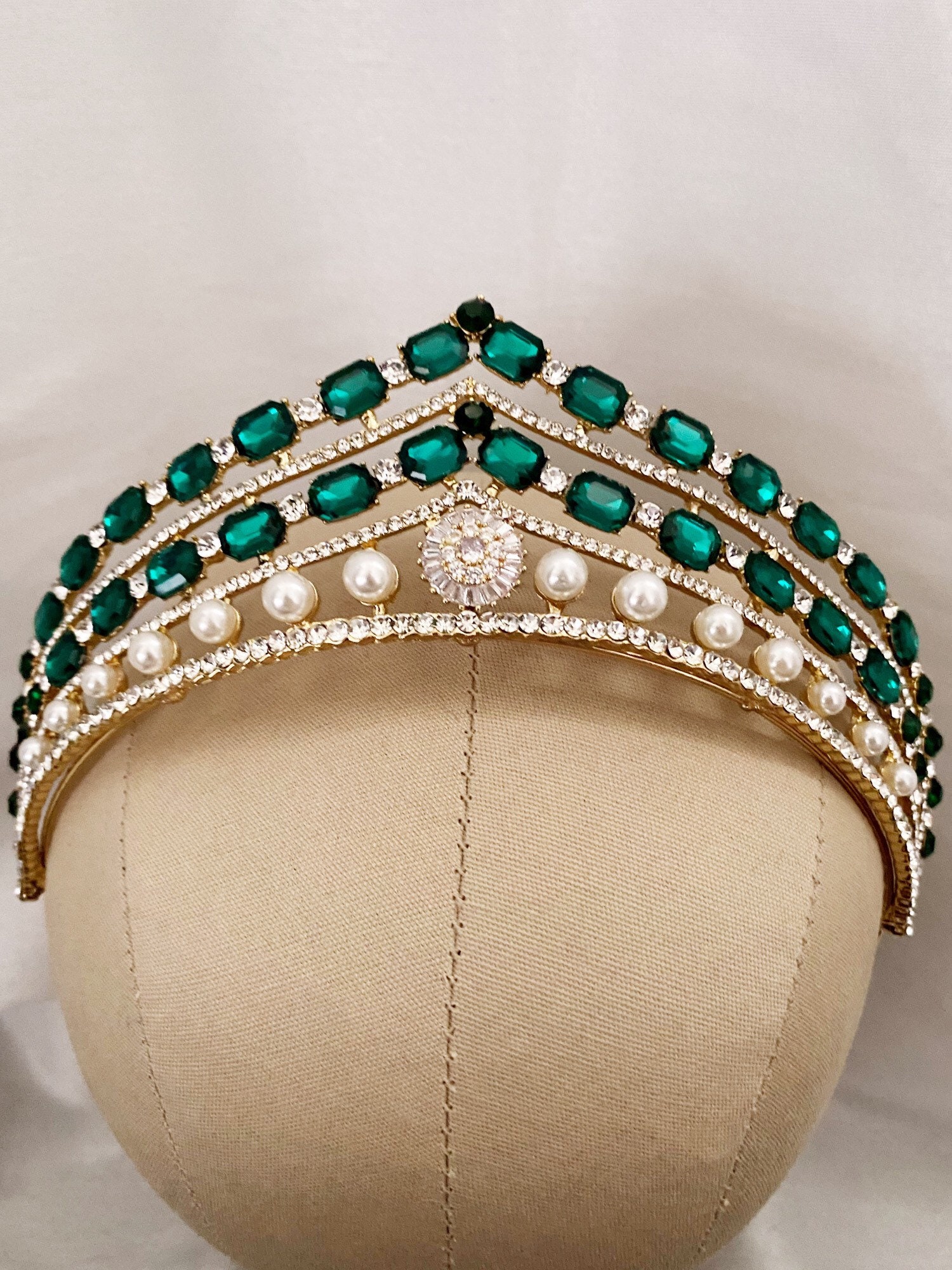 Luxurious emerald green gold tiara, victorian green royalty crown, cosplay crown, vintage green crystal crown, bridal pageant emerald crown